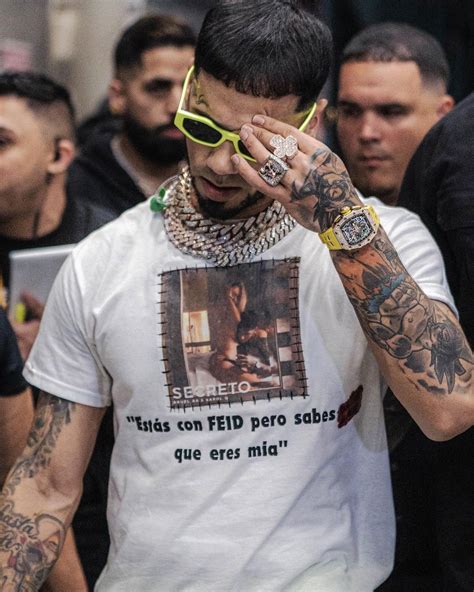 anuel sin playera|Anuel AA usa playera con mensaje para Karol G;。